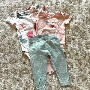 Carter’s 9 months baby girl matching set butterflies: 2 onesies and pants.